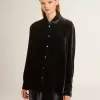 Camisa negra con efecto terciopelo y bordados