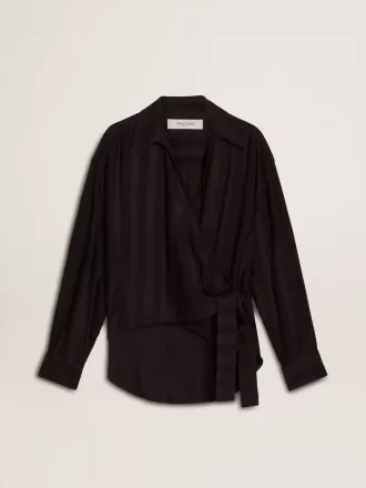 Camisa negra de mujer con rayas verticales y cierre con nudo lateral