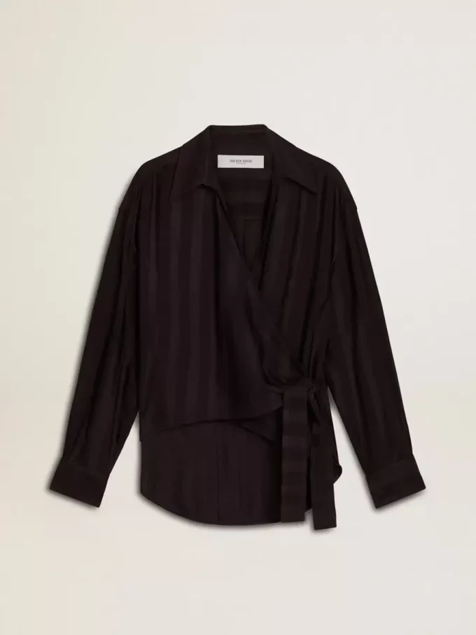 Camisa negra de mujer con rayas verticales y cierre con nudo lateral