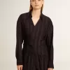 Camisa negra de mujer con rayas verticales y cierre con nudo lateral