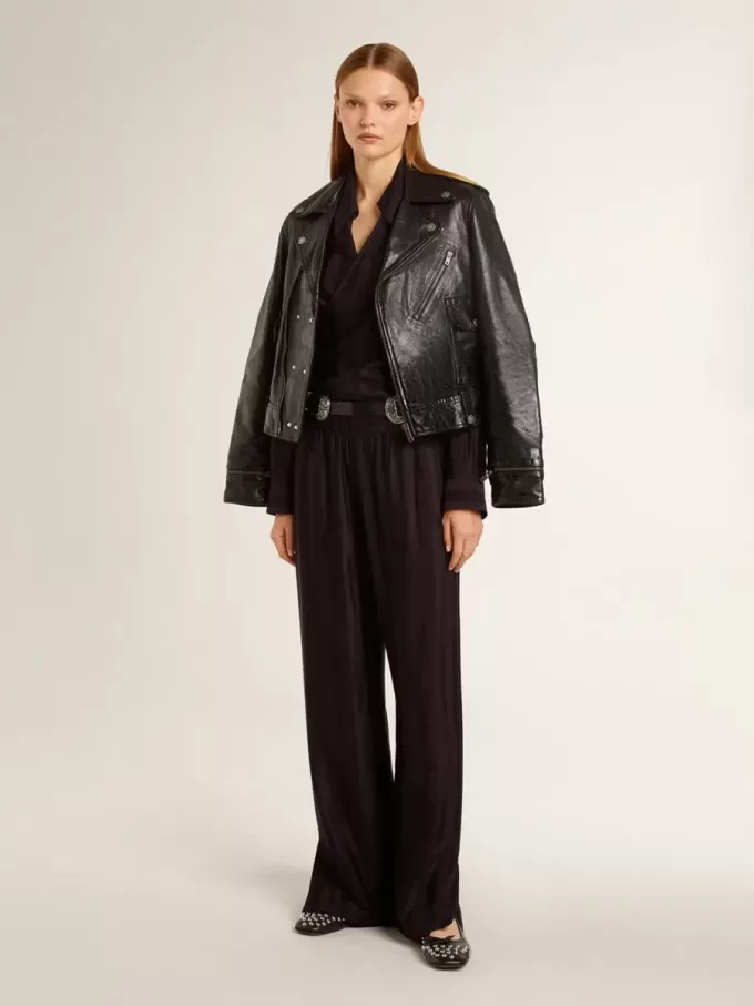 Camisa negra de mujer con rayas verticales y cierre con nudo lateral