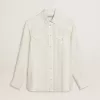 Camisa oversize para hombre en blanco desgastado con rayas verticales.