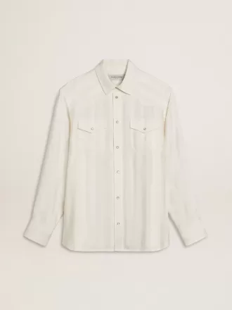 Camisa oversize para hombre en blanco desgastado con rayas verticales.