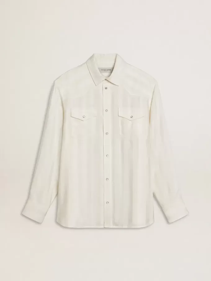 Camisa oversize para hombre en blanco desgastado con rayas verticales.