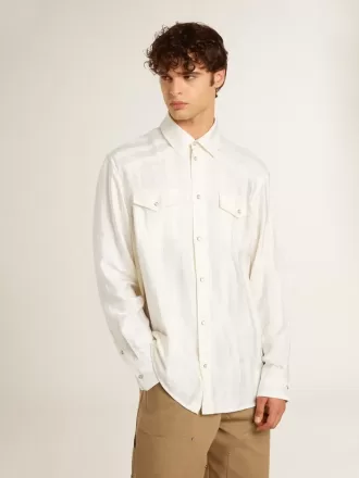 Camisa oversize para hombre en blanco desgastado con rayas verticales.