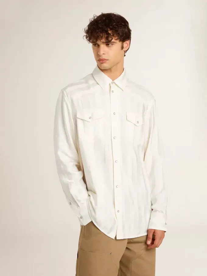 Camisa oversize para hombre en blanco desgastado con rayas verticales.