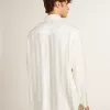 Camisa oversize para hombre en blanco desgastado con rayas verticales.