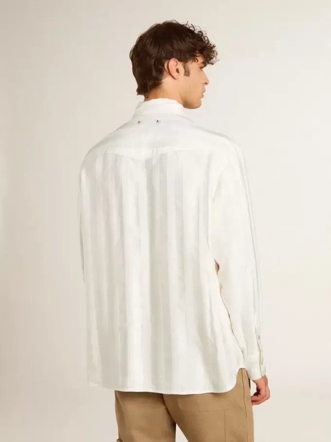Camisa oversize para hombre en blanco desgastado con rayas verticales.