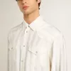 Camisa oversize para hombre en blanco desgastado con rayas verticales.