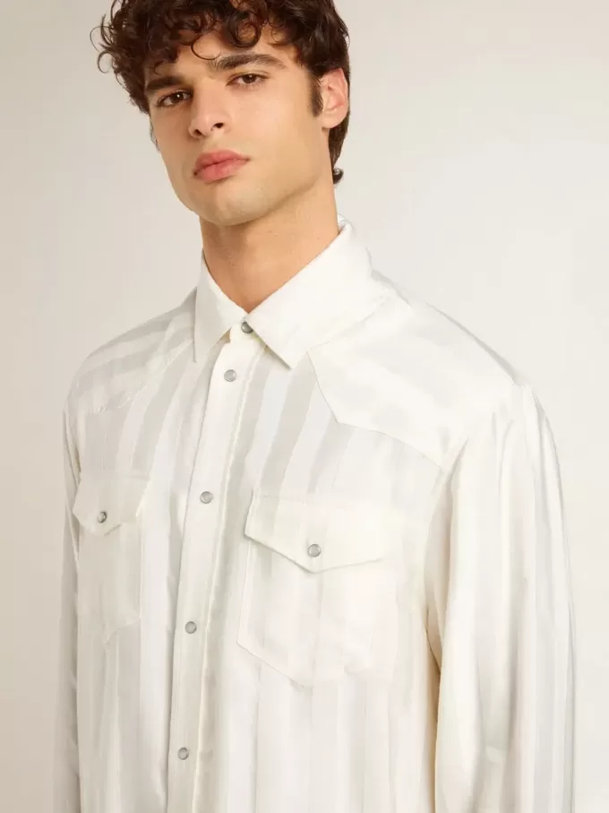 Camisa oversize para hombre en blanco desgastado con rayas verticales.