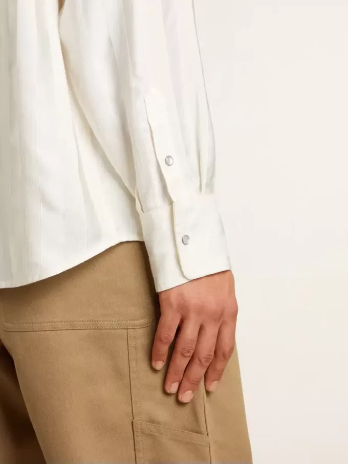 Camisa oversize para hombre en blanco desgastado con rayas verticales.