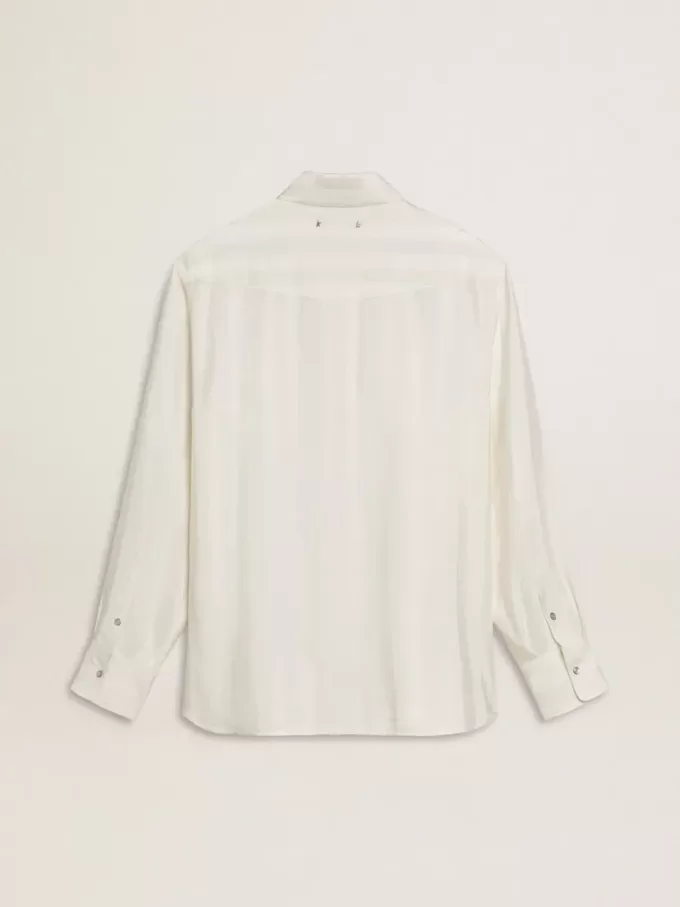 Camisa oversize para hombre en blanco desgastado con rayas verticales.