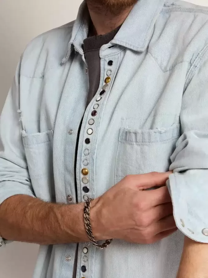 Camisa vaquera blanqueada para hombre con tachuelas martilladas
