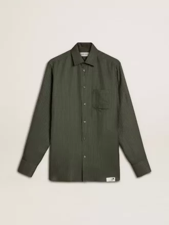 Camisa verde oscuro para hombre con rayas verticales