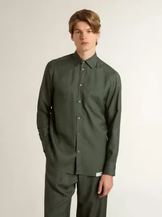 Camisa verde oscuro para hombre con rayas verticales