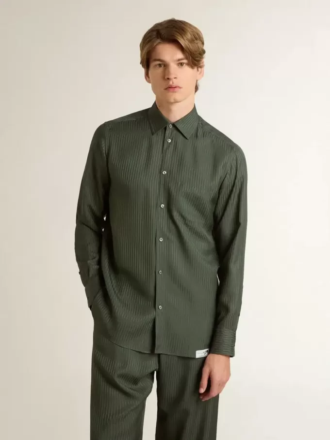 Camisa verde oscuro para hombre con rayas verticales