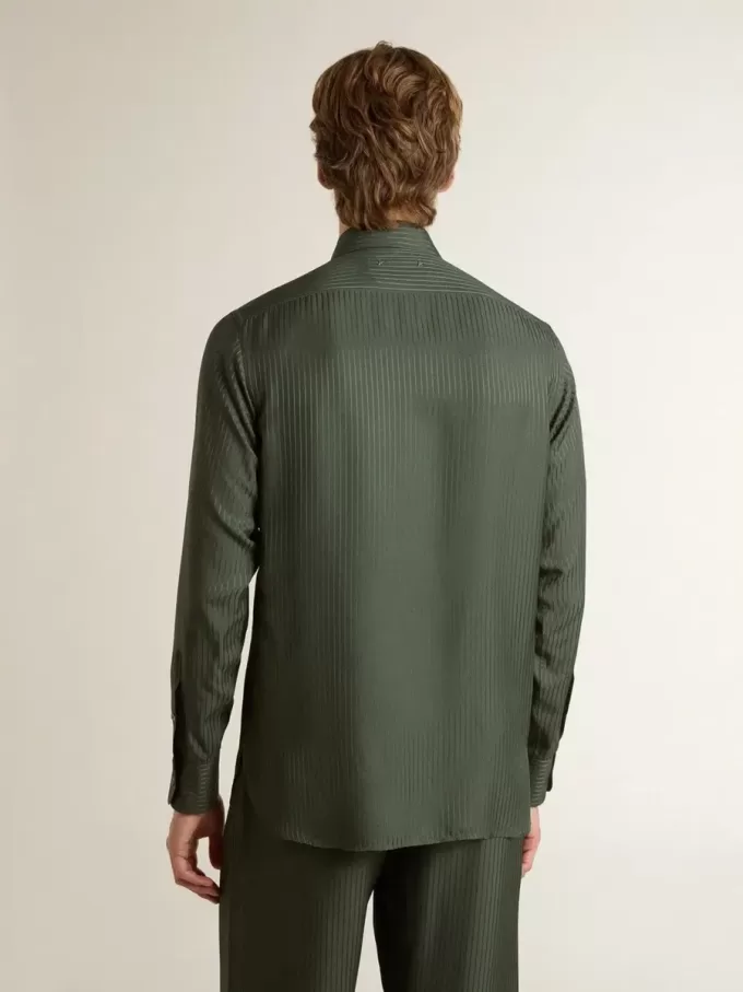 Camisa verde oscuro para hombre con rayas verticales