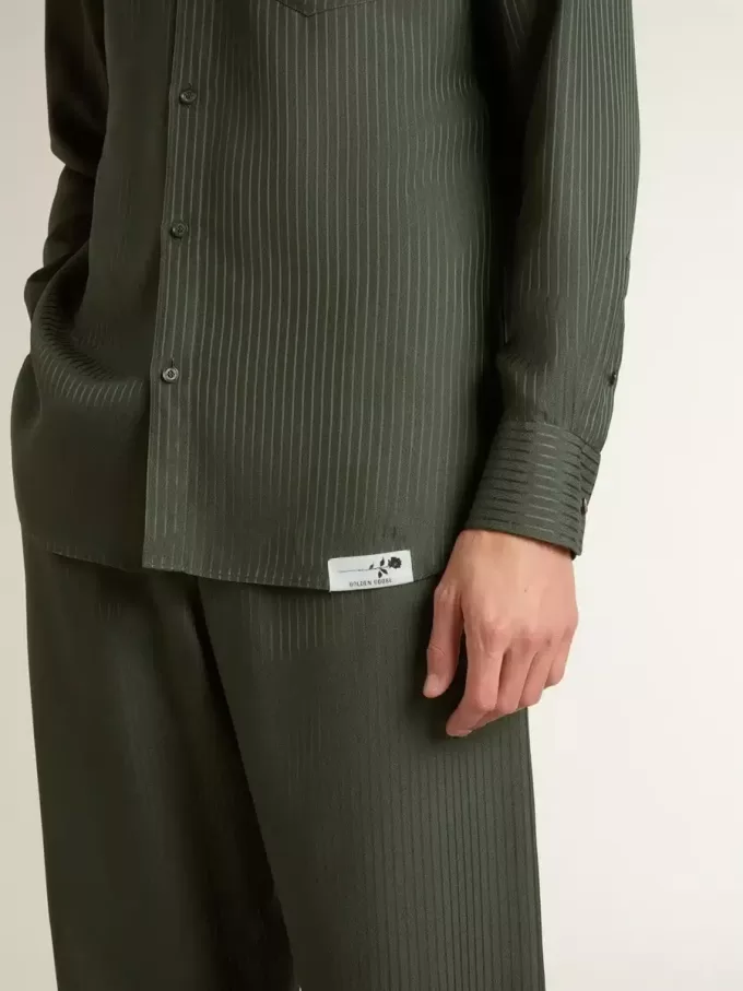 Camisa verde oscuro para hombre con rayas verticales