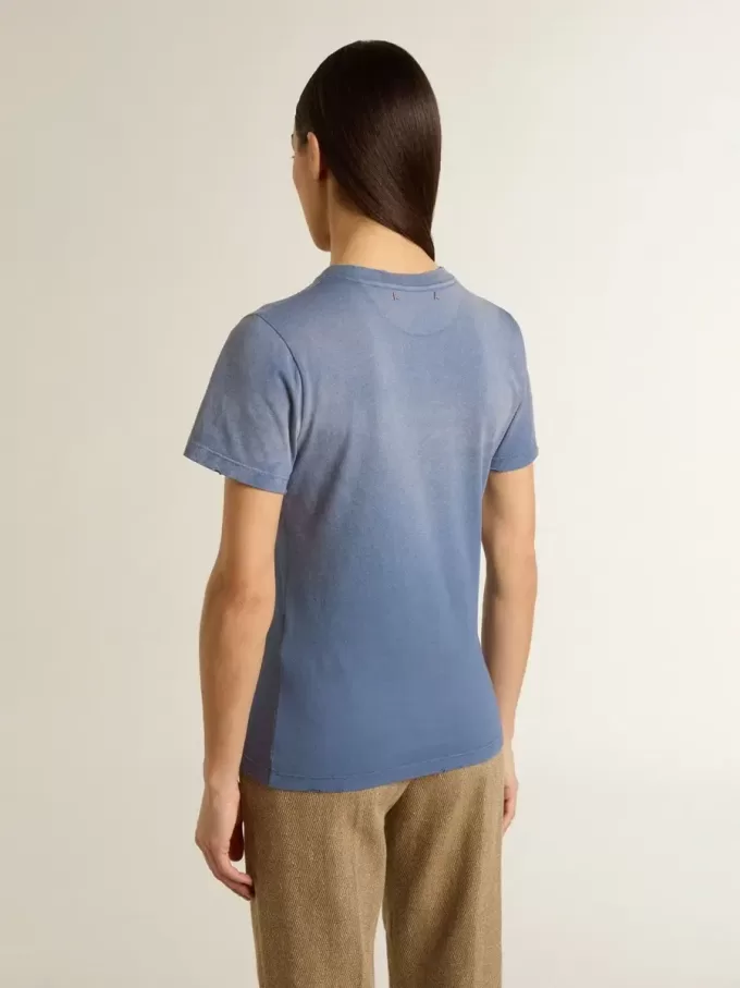 Camiseta azul claro descolorida para mujer con estampado en el pecho Camiseta azul claro descolorida para mujer con estampado en el pecho