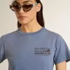 Camiseta azul claro descolorida para mujer con estampado en el pecho Camiseta azul claro descolorida para mujer con estampado en el pecho