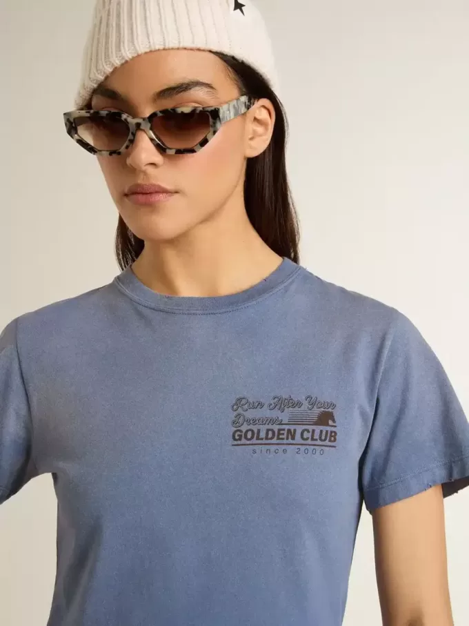 Camiseta azul claro descolorida para mujer con estampado en el pecho Camiseta azul claro descolorida para mujer con estampado en el pecho