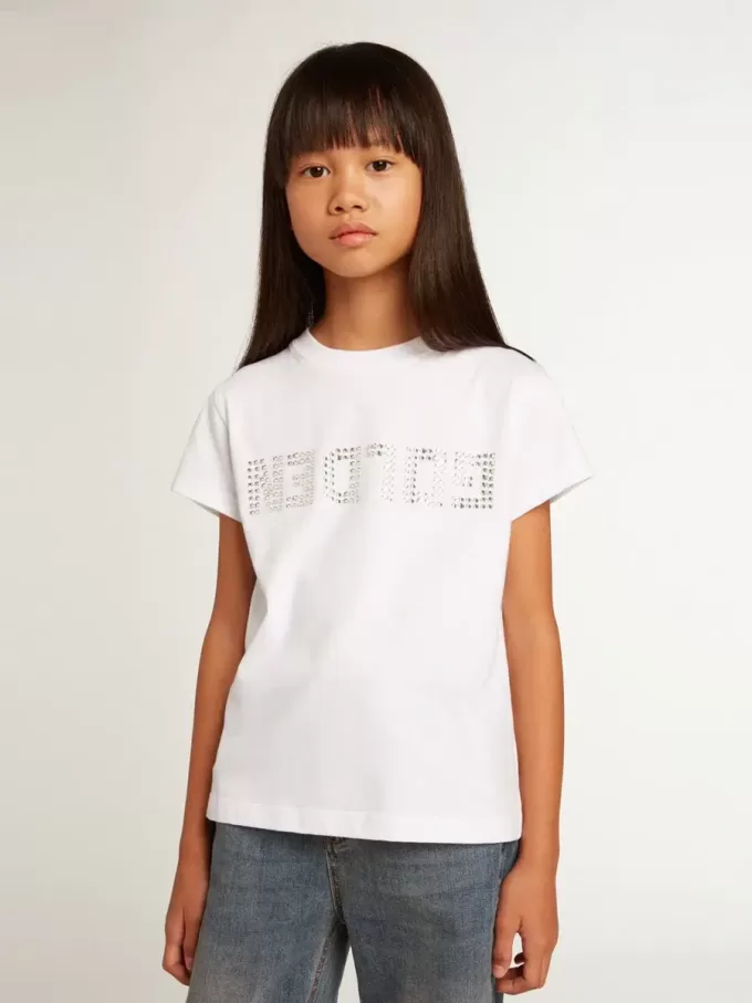 Camiseta blanca con letras doradas en cristales en el centro