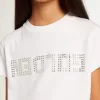 Camiseta blanca con letras doradas en cristales en el centro