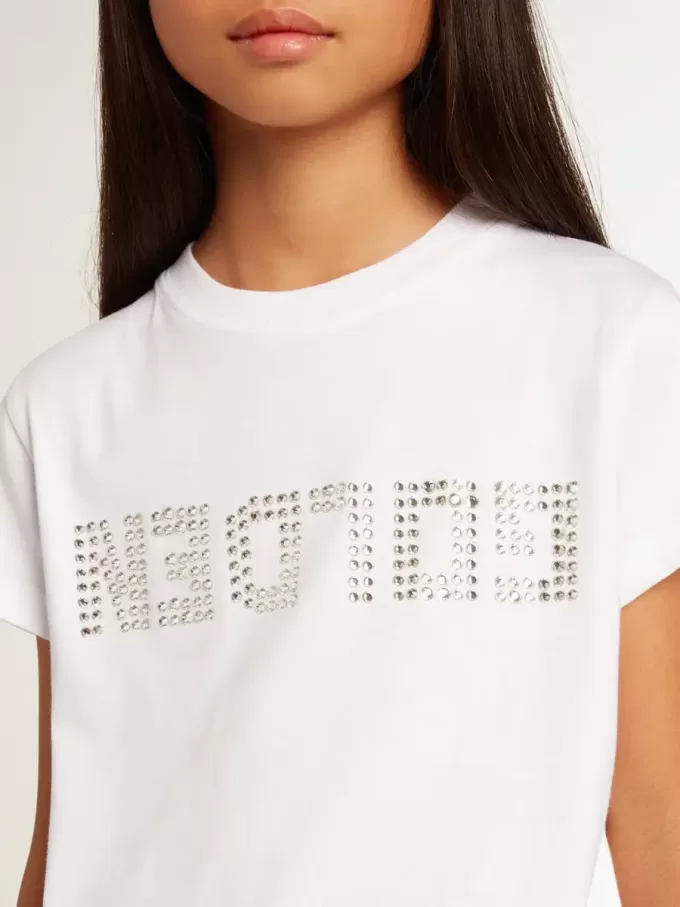 Camiseta blanca con letras doradas en cristales en el centro