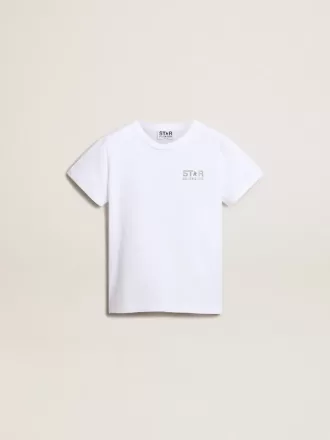 Camiseta blanca con logotipo plateado en contraste en la parte delantera