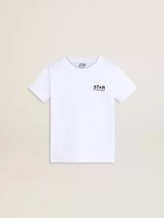 Camiseta blanca con logotipo y estrella negros en contraste