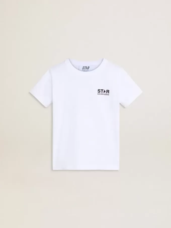 Camiseta blanca con logotipo y estrella negros en contraste