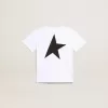 Camiseta blanca con logotipo y estrella negros en contraste