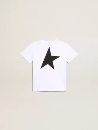 Camiseta blanca con logotipo y estrella negros en contraste