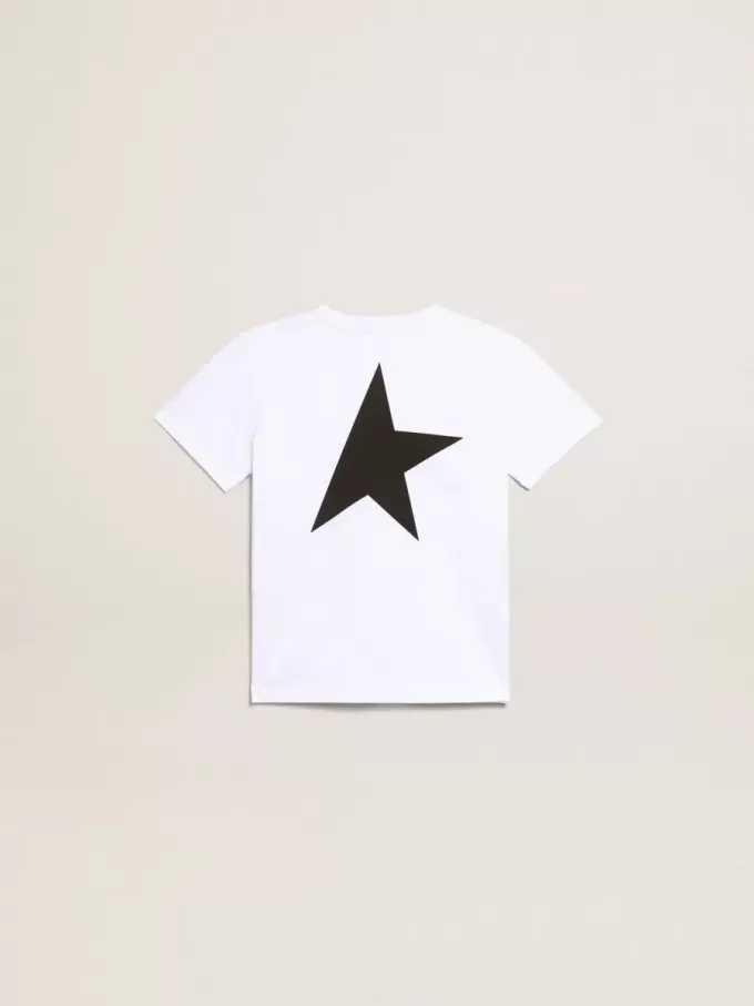 Camiseta blanca con logotipo y estrella negros en contraste