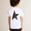 Camiseta blanca con logotipo y estrella negros en contraste