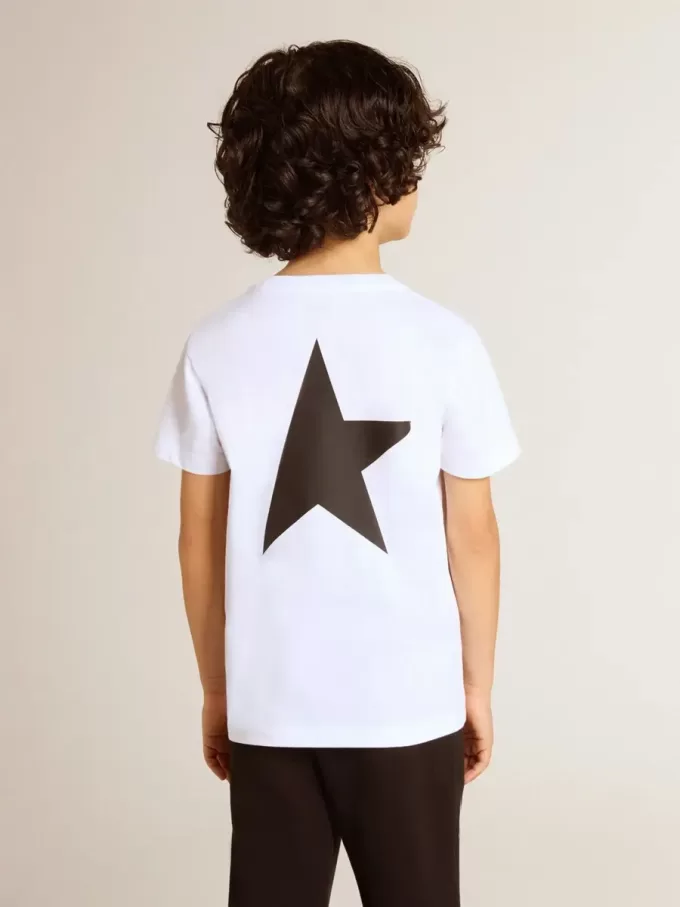 Camiseta blanca con logotipo y estrella negros en contraste
