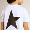 Camiseta blanca con logotipo y estrella negros en contraste