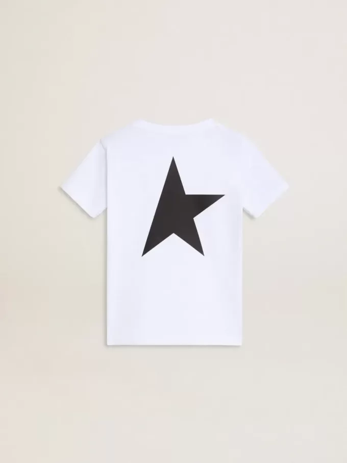 Camiseta blanca con logotipo y estrella negros en contraste