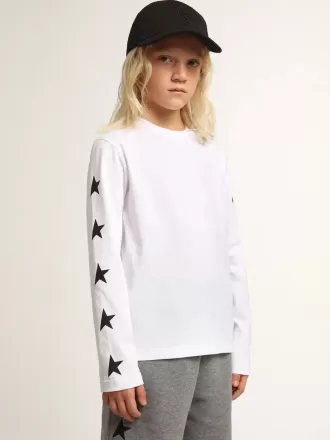 Camiseta blanca de manga larga con estrellas negras en contraste