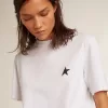 Camiseta blanca de mujer con estrella azul oscuro en la parte delantera Camiseta blanca de mujer con estrella azul oscuro en la parte delantera