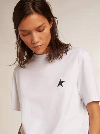 Camiseta blanca de mujer con estrella azul oscuro en la parte delantera