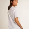 Camiseta blanca de mujer con estrella azul oscuro en la parte delantera Camiseta blanca de mujer con estrella azul oscuro en la parte delantera