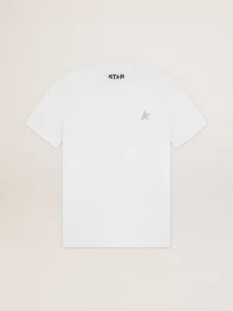 Camiseta blanca de mujer con estrella plateada brillante en la parte delantera