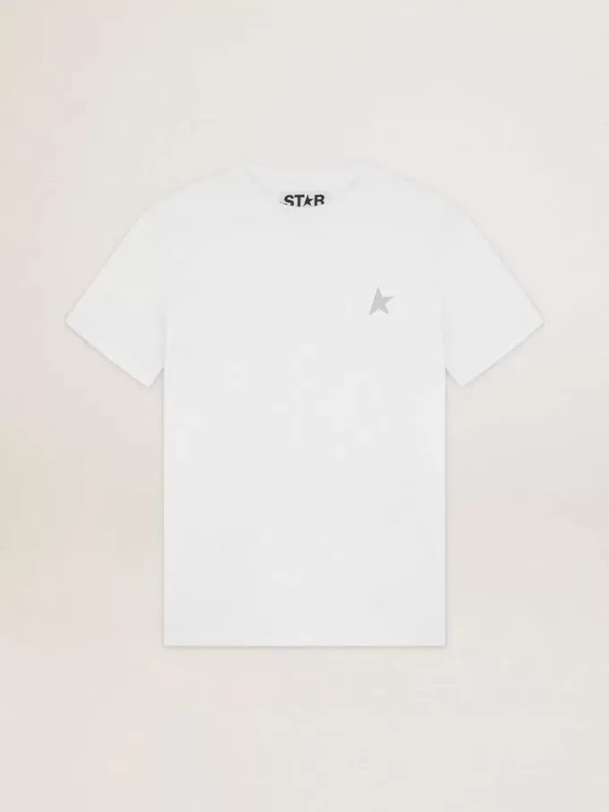 Camiseta blanca de mujer con estrella plateada brillante en la parte delantera