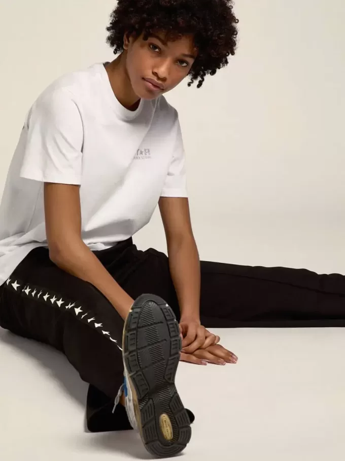 Camiseta blanca de mujer con logotipo y estrella plateados brillantes Camiseta blanca de mujer con logotipo y estrella plateados brillantes