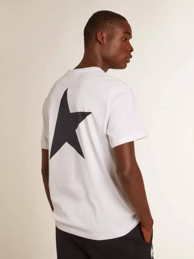 Camiseta blanca para hombre con estrella azul oscuro en la espalda