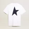 Camiseta blanca para hombre con estrella azul oscuro en la espalda