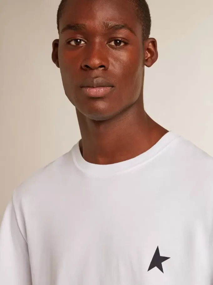 Camiseta blanca para hombre con estrella azul oscuro en la parte delantera