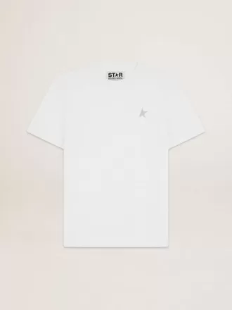 Camiseta blanca para hombre con estrella plateada brillante en la parte delantera.