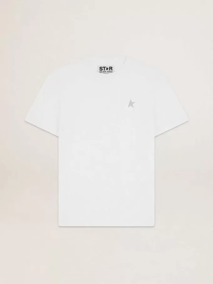 Camiseta blanca para hombre con estrella plateada brillante en la parte delantera.